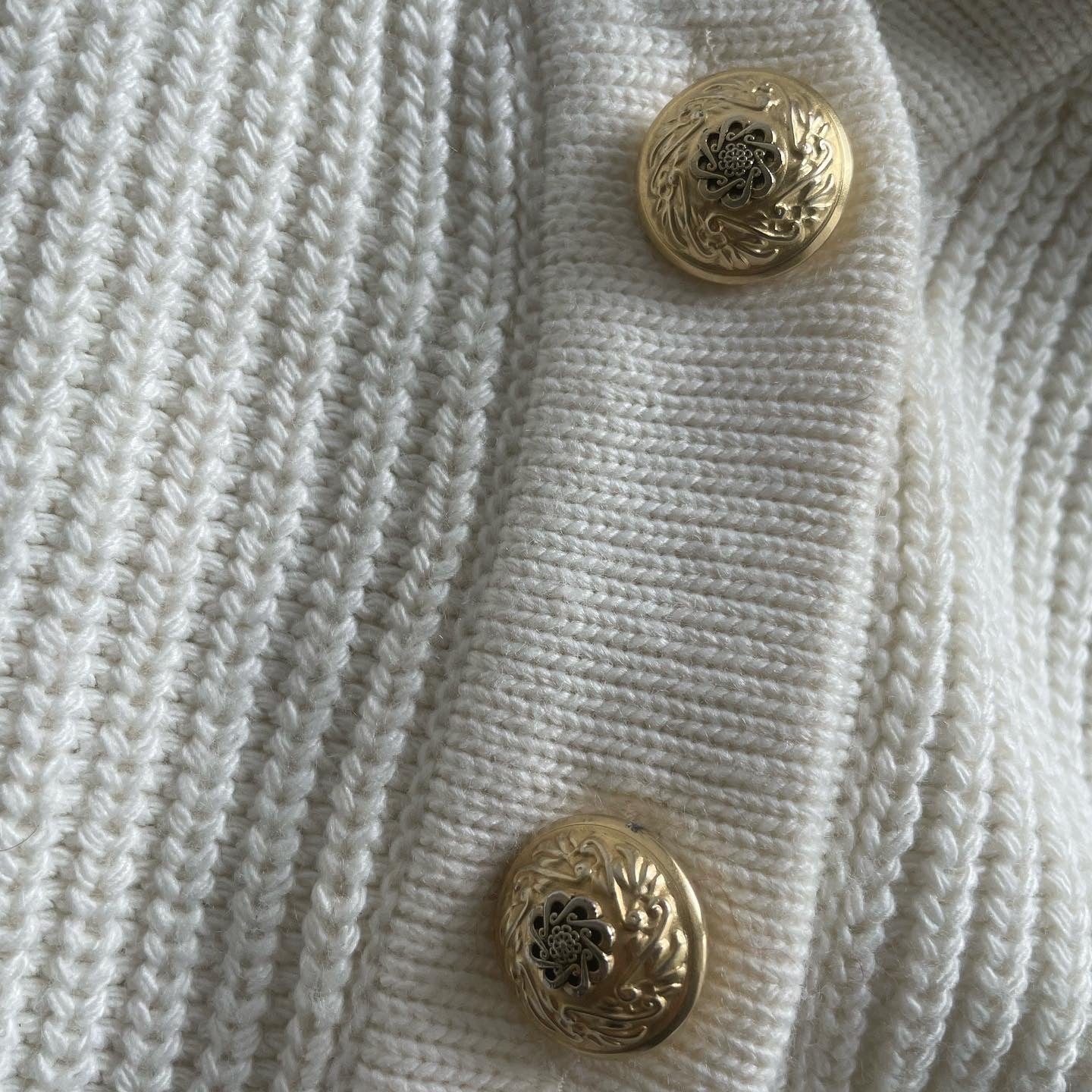 CARDIGAN PANNA CON BOTTONI ORO