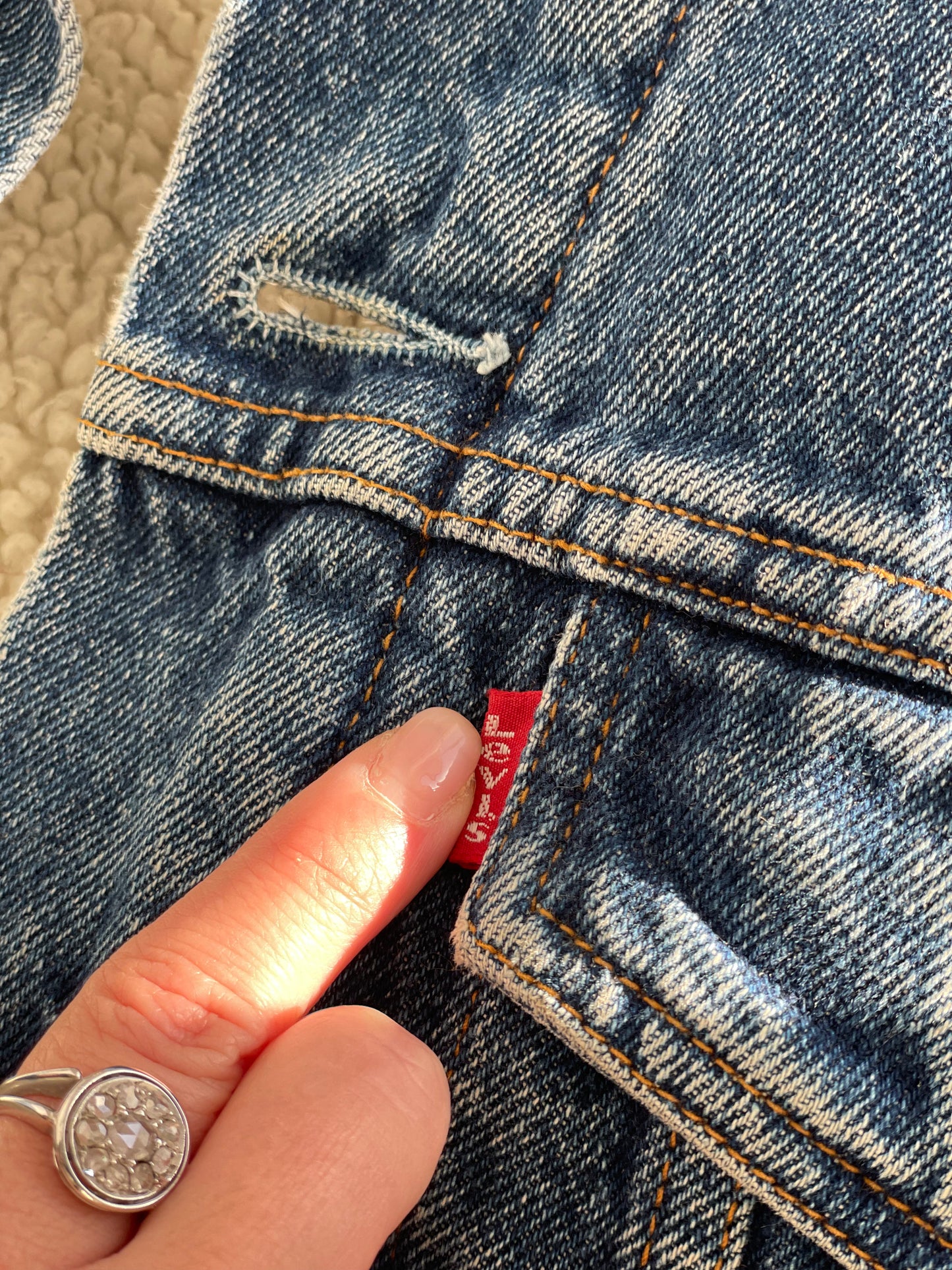 THE MUST HAVE LEVI'S SHERPA DENIM JACKET